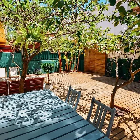 Center Family With Courtyard *