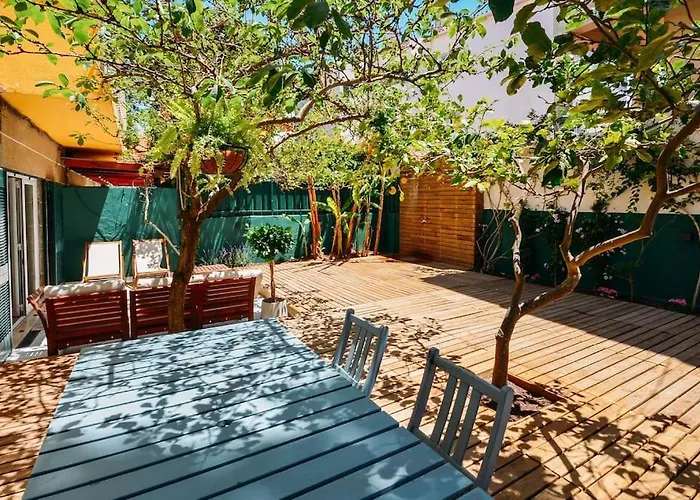 Center Family With Courtyard *