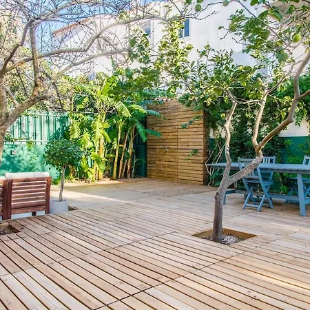 Center Family With Courtyard *